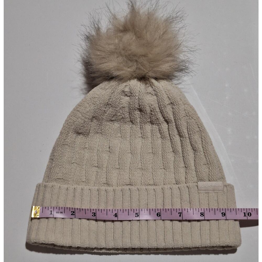 Lululemon Cable Knit Pom Beanie Women's OSFM Cream Outdoor Gorpcore Cozycore - Picture 7 of 9